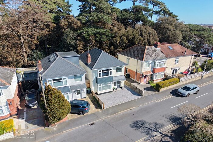 3 Bedroom Detached House For Sale In Fitzmaurice Road, Christchurch, BH23