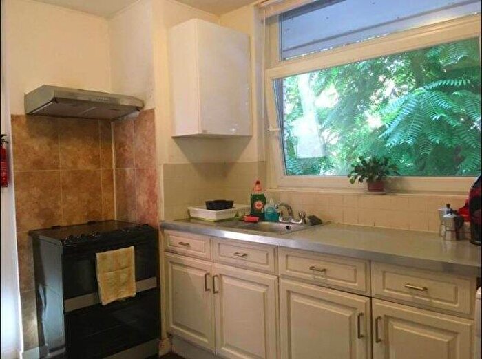 3 Bedroom Flat To Rent In Donegal House, E1