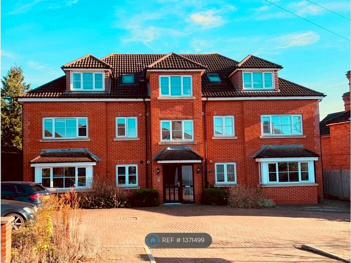 2 Bedroom Flat To Rent In Worplesdon Court, Guildford, GU2