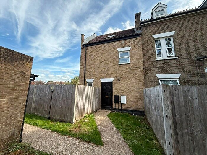 3 Bedroom Semi-Detached House To Rent In Westridge Road, Southampton, Hampshire, SO17