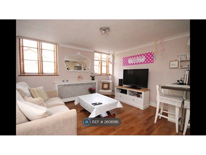 1 Bedroom Flat To Rent In Poplar Road, Leatherhead, KT22