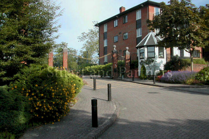 2 Bedroom Flat To Rent In Great Heathmead, Haywards Heath, RH16