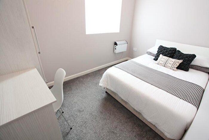 2 Bedroom Flat To Rent In Fell Street, L7