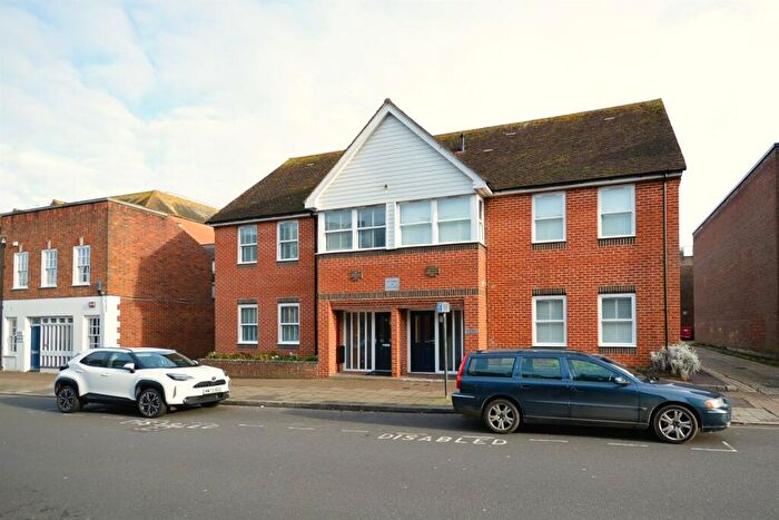 2 Bedroom Flat To Rent In Chapel Street, Chichester, PO19