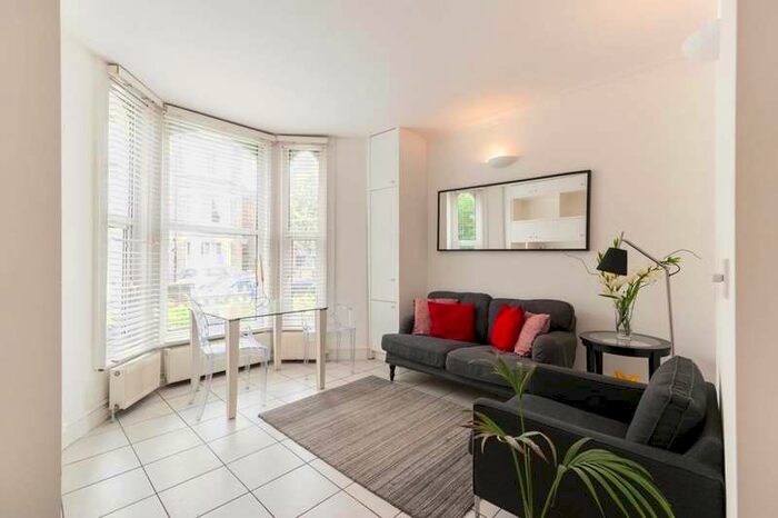 2 Bedroom Flat To Rent In York Road, Acton, W3