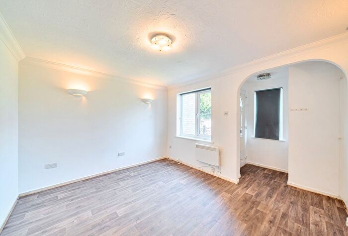 1 Bedroom Terraced House For Sale In Redwood Way, Barnet, Hertfordshire, EN5