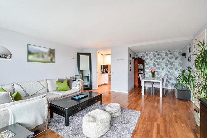 2 Bedroom Apartment To Rent In New Providence Wharf, Fairmont Avenue, E14