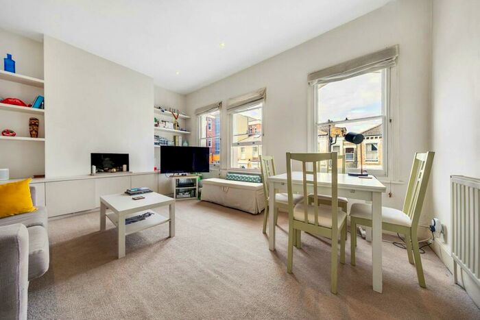2 Bedroom Flat To Rent In Belleville Road, Between The Commons, London, SW11