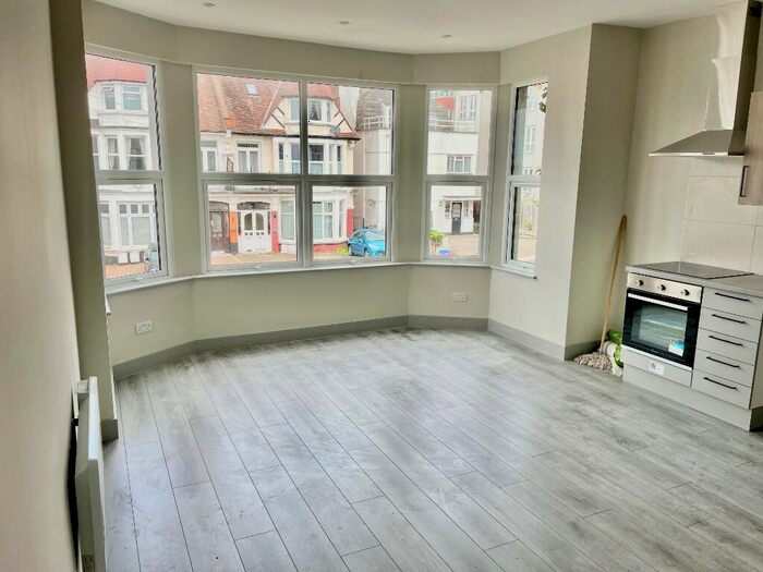 1 Bedroom Flat To Rent In Cobham Road, Westcliff-On-Sea, Essex, SS0