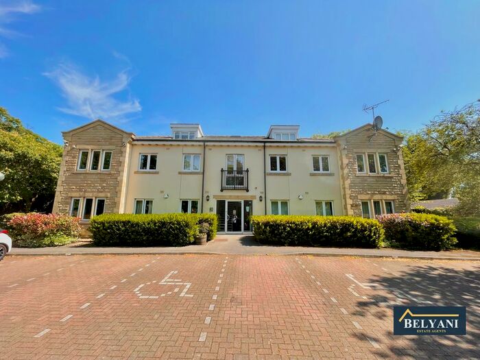 2 Bedroom Flat To Rent In King Lane, Leeds, LS17