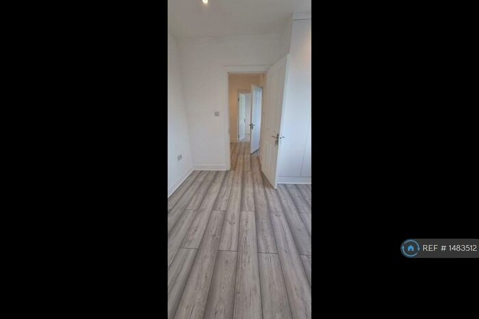 Studio To Rent In Holmstall Avenue, Edgware, HA8