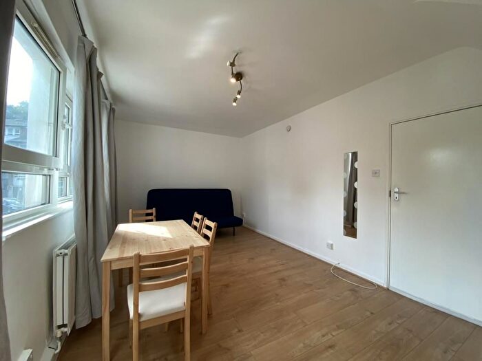 3 Bedroom Flat To Rent In Stoford Close, Southfields, London, SW19