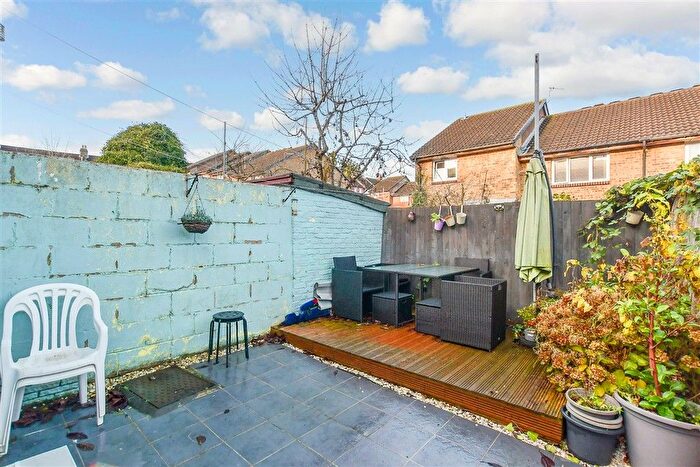 3 Bedroom Terraced House For Sale In Albany Road, Chatham, Kent, ME4
