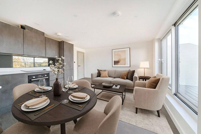 2 Bedroom Flat For Sale In West Byfleet, Surrey, KT14