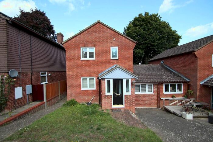 4 Bedroom Semi-Detached House To Rent In Cedarview, Canterbury, CT2