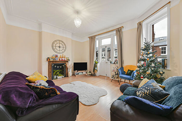 2 Bedroom Flat To Rent In Lurline Gardens, London, SW11