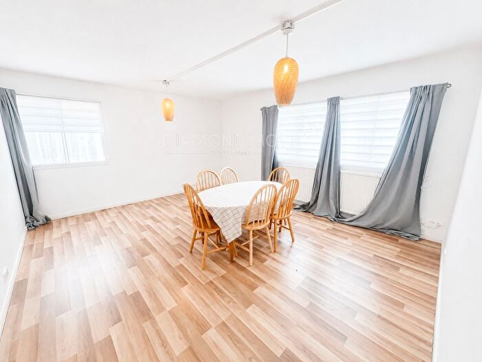 2 Bedroom Flat To Rent In Sandown Close, Hounslow, TW5