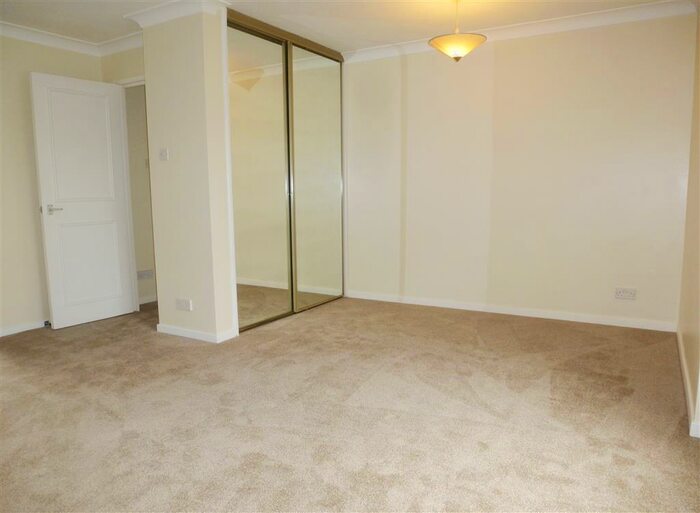Flat To Rent In Westmoreland Drive, Sutton, SM2