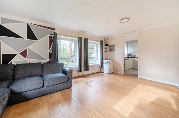 2 Bedroom Flat For Sale In Dawsmere Close, Camberley, GU15