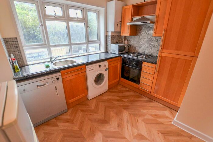 3 Bedroom Flat To Rent In Orchard Mead House, Finchley Road, London, NW11
