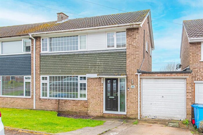 3 Bedroom Semi-Detached House For Sale In Nelson Drive, Rothwell, NN14