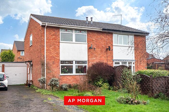 3 Bedroom Semi Detached House For Sale In Grayshott Close, Bromsgrove, Worcestershire, B61
