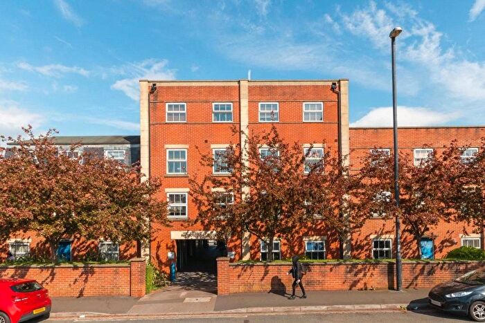 2 Bedroom Flat To Rent In Wick Road, Bristol, Somerset, BS4