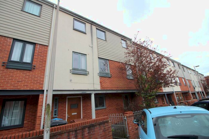 5 Bedroom Town House To Rent In Devon Street, Oldham, OL9