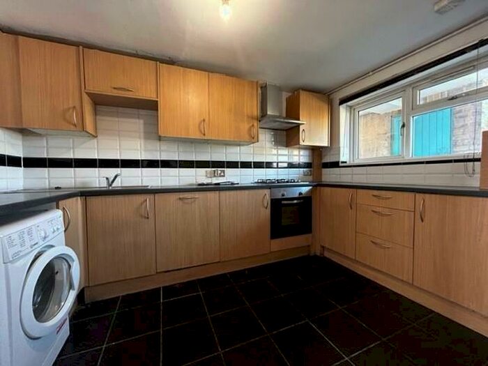 3 Bedroom Detached House To Rent In Slough, Berkshire, SL1