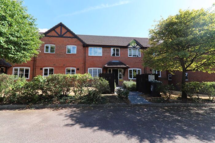 2 Bedroom Flat To Rent In St. Peters Close, Mill End, WD3