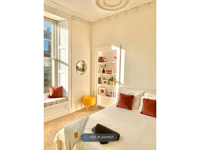 3 Bedroom Flat To Rent In Lutton Place, Edinburgh, EH8