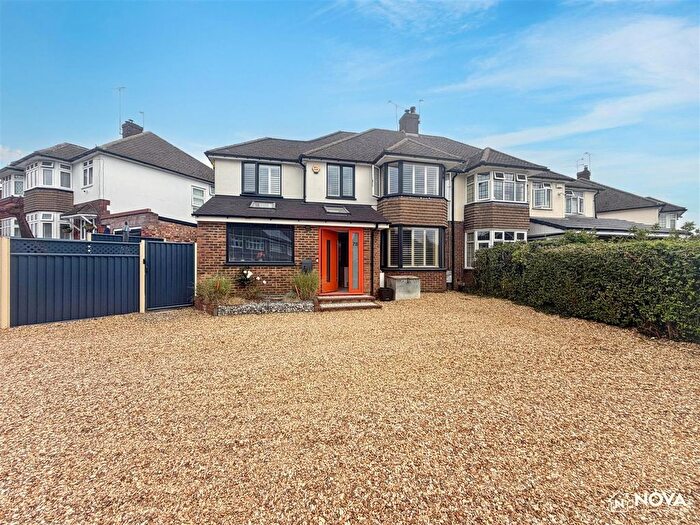4 Bedroom Semi-Detached House For Sale In Swifts Green Road, Luton, LU2