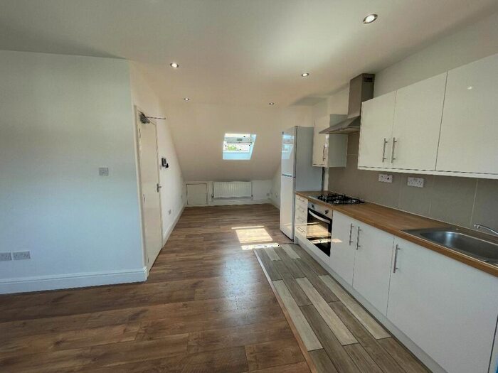 Flat To Rent In Galpins Road, Thornton Heath, CR7