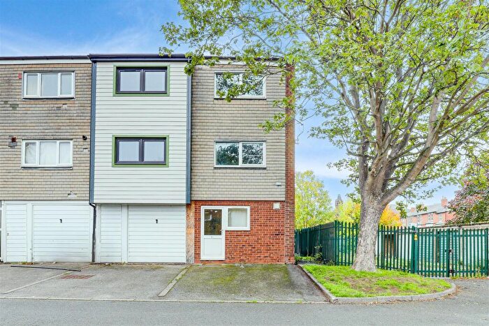 3 Bedroom End Of Terrace House For Sale In Lismore Close, Nottingham, Nottinghamshire, NG7
