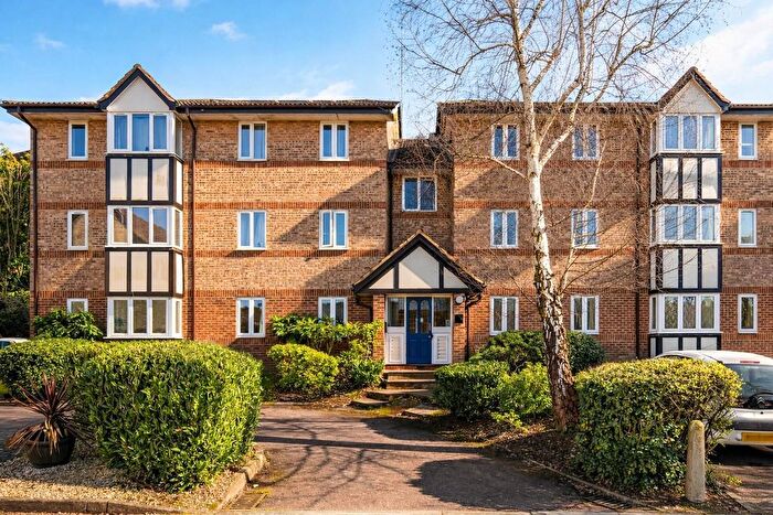 2 Bedroom Flat For Sale In Fallow Rise, Hertford, SG13