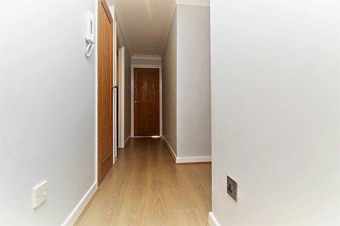 1 Bedroom Flat To Rent In Queen Alexandra Road, High Wycombe, HP11