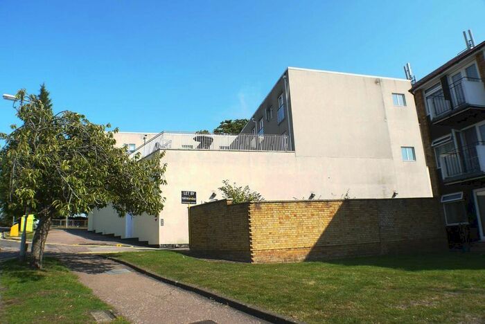 1 Bedroom Flat To Rent In Orchard Court, Potters Bar, EN6