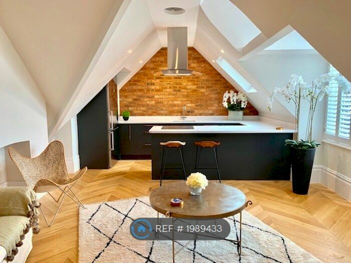 2 Bedroom Flat To Rent In Leverton, Weybridge, KT13