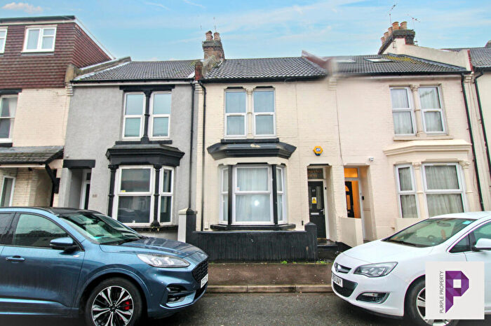 2 Bedroom Apartment For Sale In Balmoral Road, Gillingham, ME7