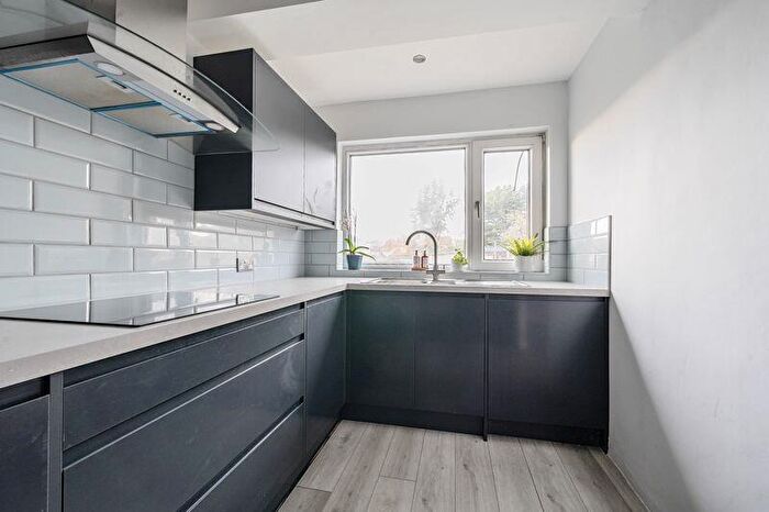 3 Bedroom Terraced House For Sale In Burlington Rise, Barnet, EN4