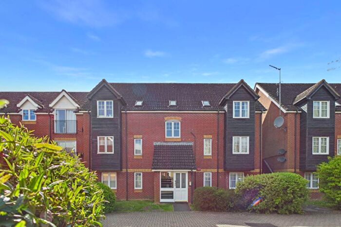 2 Bedroom Apartment For Sale In Harbury Court, Newbury, Berkshire, RG14