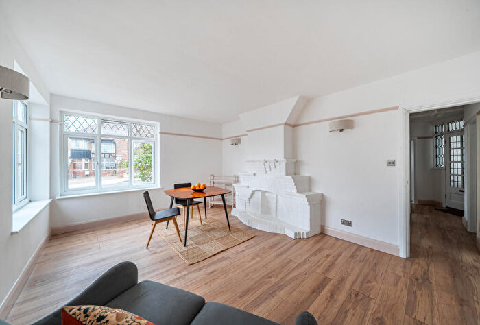 2 Bedroom Apartment For Sale In Buck Lane, London, NW9