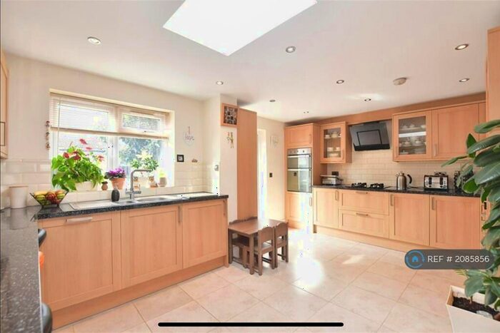 4 Bedroom Semi-Detached House To Rent In Craigdale Road, Hornchurch, RM11