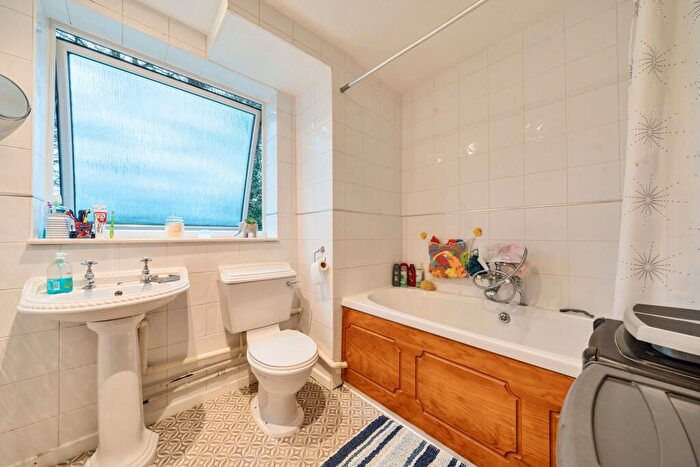 2 Bedroom Flat For Sale In Cardwell Crescent, Sunninghill, SL5