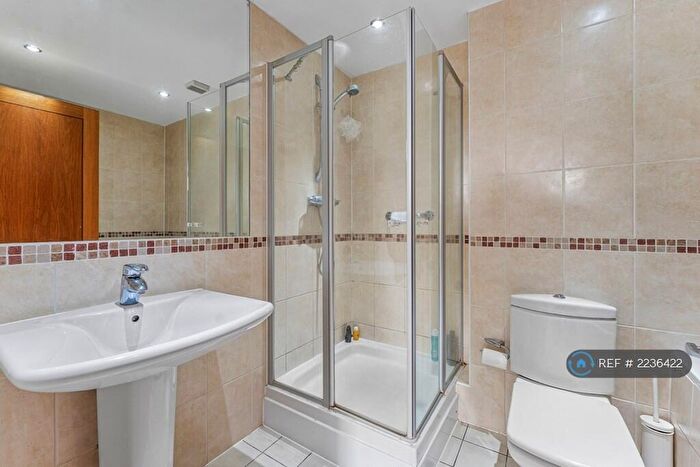 2 Bedroom Flat To Rent In Brook Parade, Chigwell, IG7