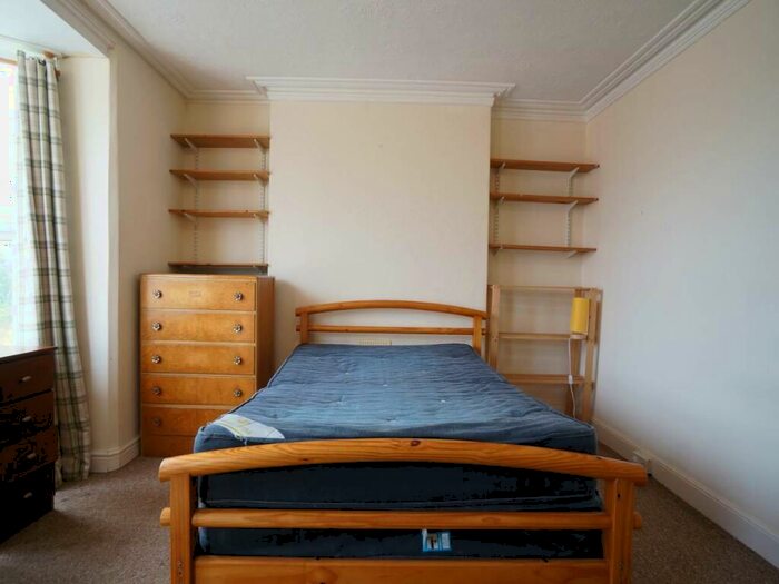 5 Bedroom House To Rent In City View, Bangor, LL57