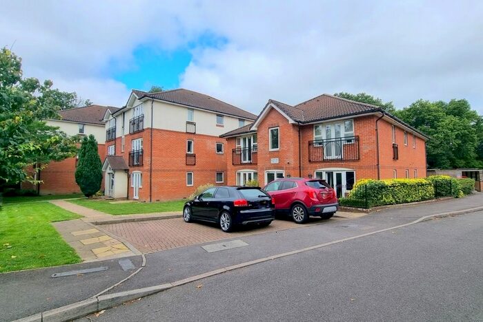 2 Bedroom Flat To Rent In Elmcroft Court, Three Bridges Road, Crawley, West Sussex., RH10