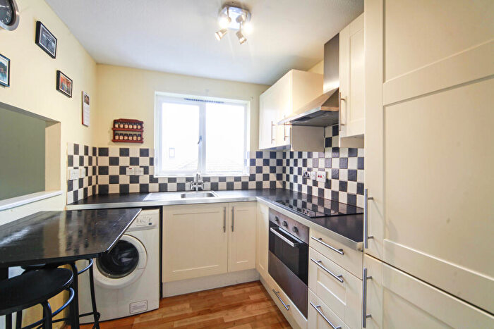 2 Bedroom Flat To Rent In Turnpike Lane, Sutton, SM1