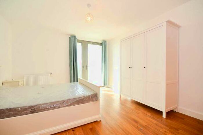 2 Bedroom Flat To Rent In Parkside Court, Royal Docks, E16