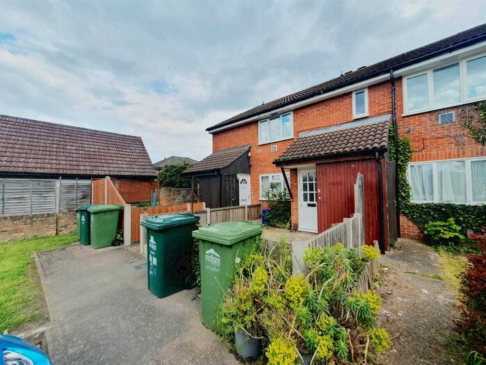 3 Bedroom Flat To Rent In Westland Close, Stanwell, Staines-Upon-Thames, TW19
